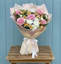 Букет цветов из:  Гвоздики, Орхидеи и Розы в Бузиновской