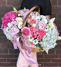 Композиция солнечный день в Бузиновской Цветочная композиция из Розы, Хризантемы, Пионы и Лизиантусы в корзине в Бузиновской