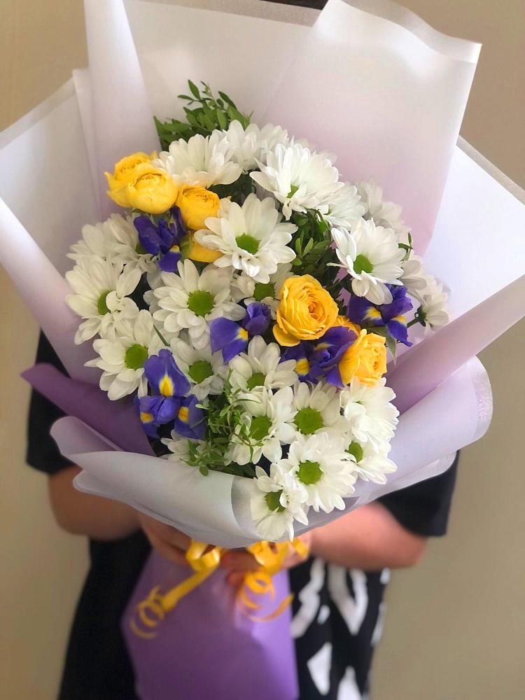 Букет цветов из: Ирисы, Хризантемы и Розы в Бузиновской