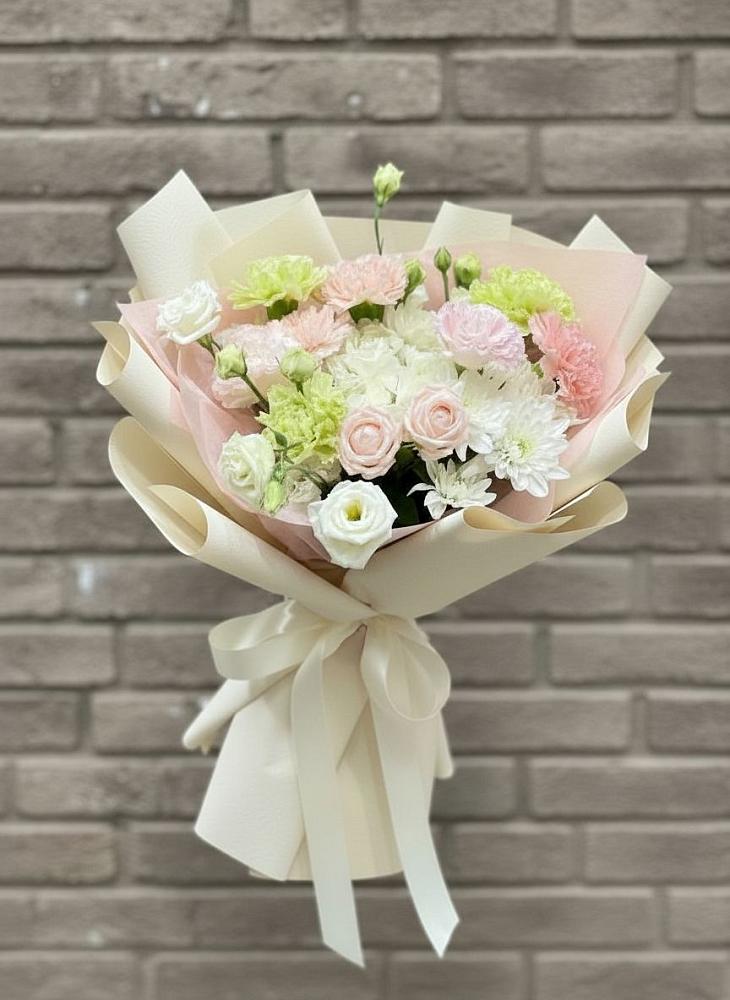 Букет цветов из: Гвоздики, Розы, Лизиантусы и Хризантемы в Бузиновской