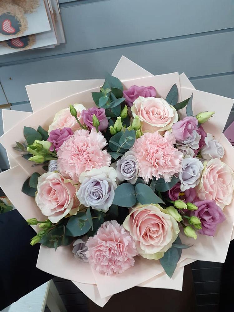 Букет цветов из: Розы, Гвоздики и Лизиантусы в Бузиновской